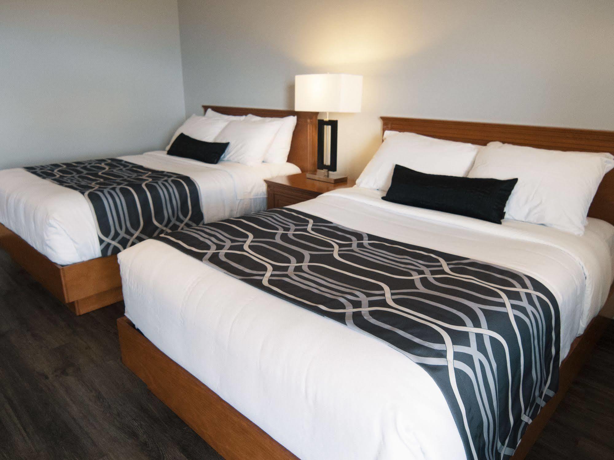 Hotel Le Voyageur Sept-Iles Exterior photo